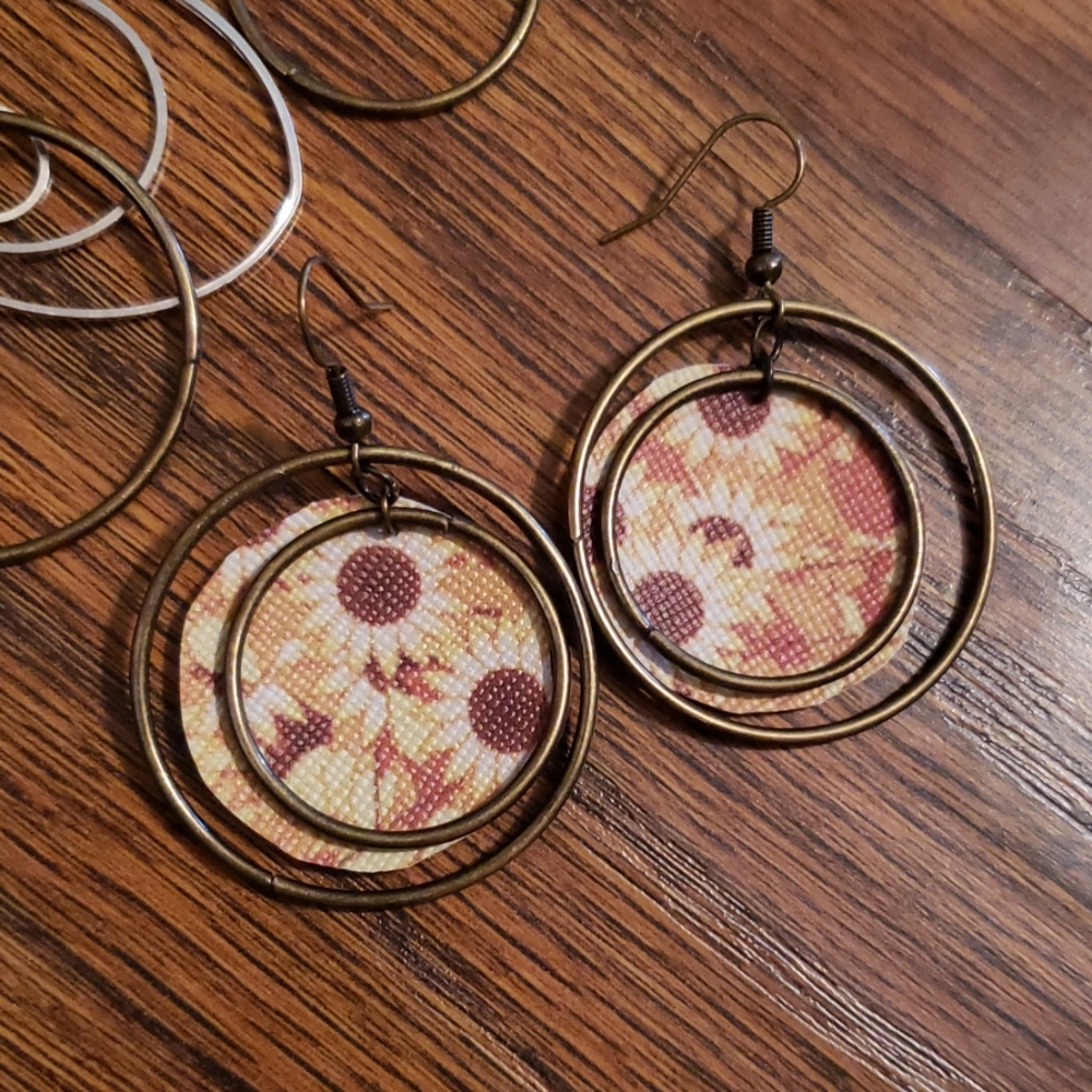 🌼🌼‼FLORAL FAUX LEATHER EARRINGS‼ UNIQUE ONE PAIR